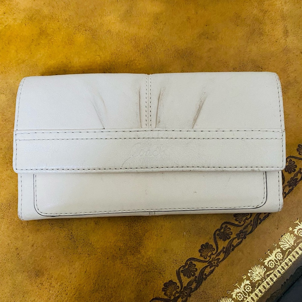Coach Vintage White Cream Leather Trifold Wallet w Snap Closure